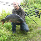 bootsangler-mit-karpfen