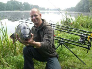 Barsche und Hechte mit der Spinnrute vom Boot aus fangen.
