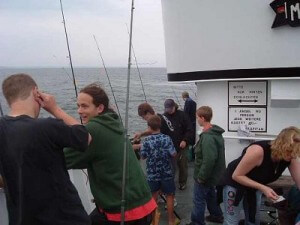 Die Jugend konnten es kaum erwarten ihre Ruten auf ihren Plätzen aufzubauen &copy; Platte